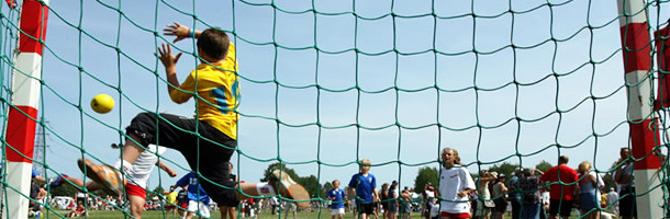 handball-goalie-rescue-behind-goal